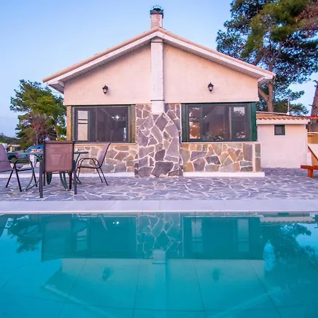 Villa Pefki Willa *